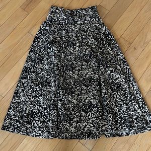 Classic skirt mid length cream and black small